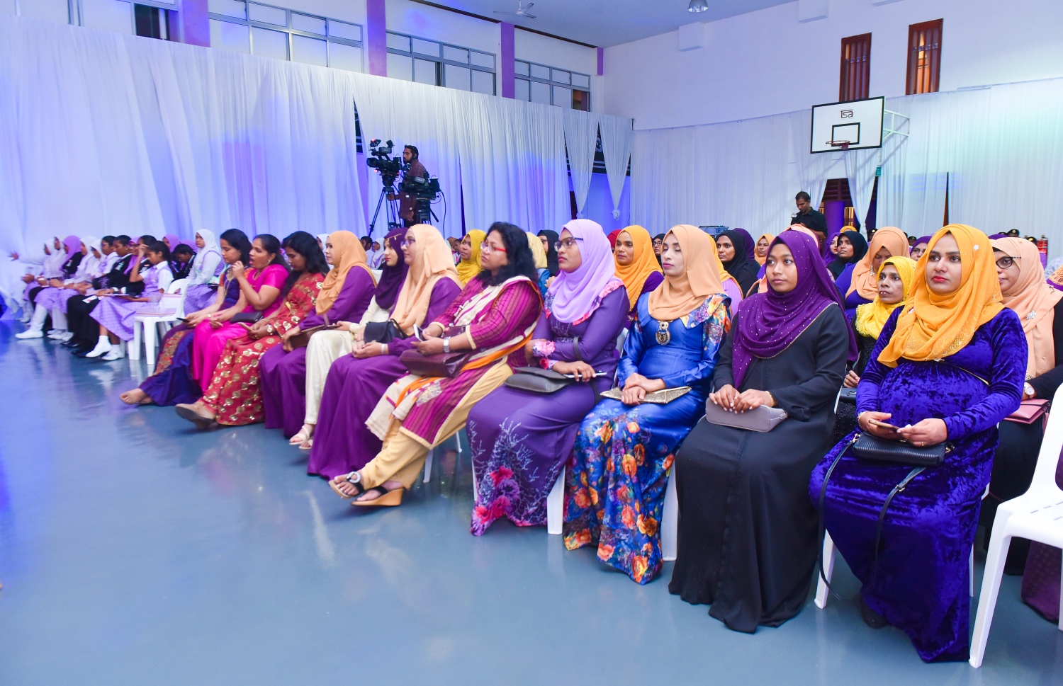 މާލެ: އޮގަސްޓް 15، 2018- ހިރިޔާ ސްކޫލުގެ މިއަހަރުގެ އިނާމު ދިނުމުގެ ޖަލްސާގައި އެސްކޫލުގެ ޓީޗަރުންނާއި މުވައްޒަފުން ބައިވެރިވަނީ.---ފޮޓޯ: ހުސައިން ވަހީދު/މިހާރު