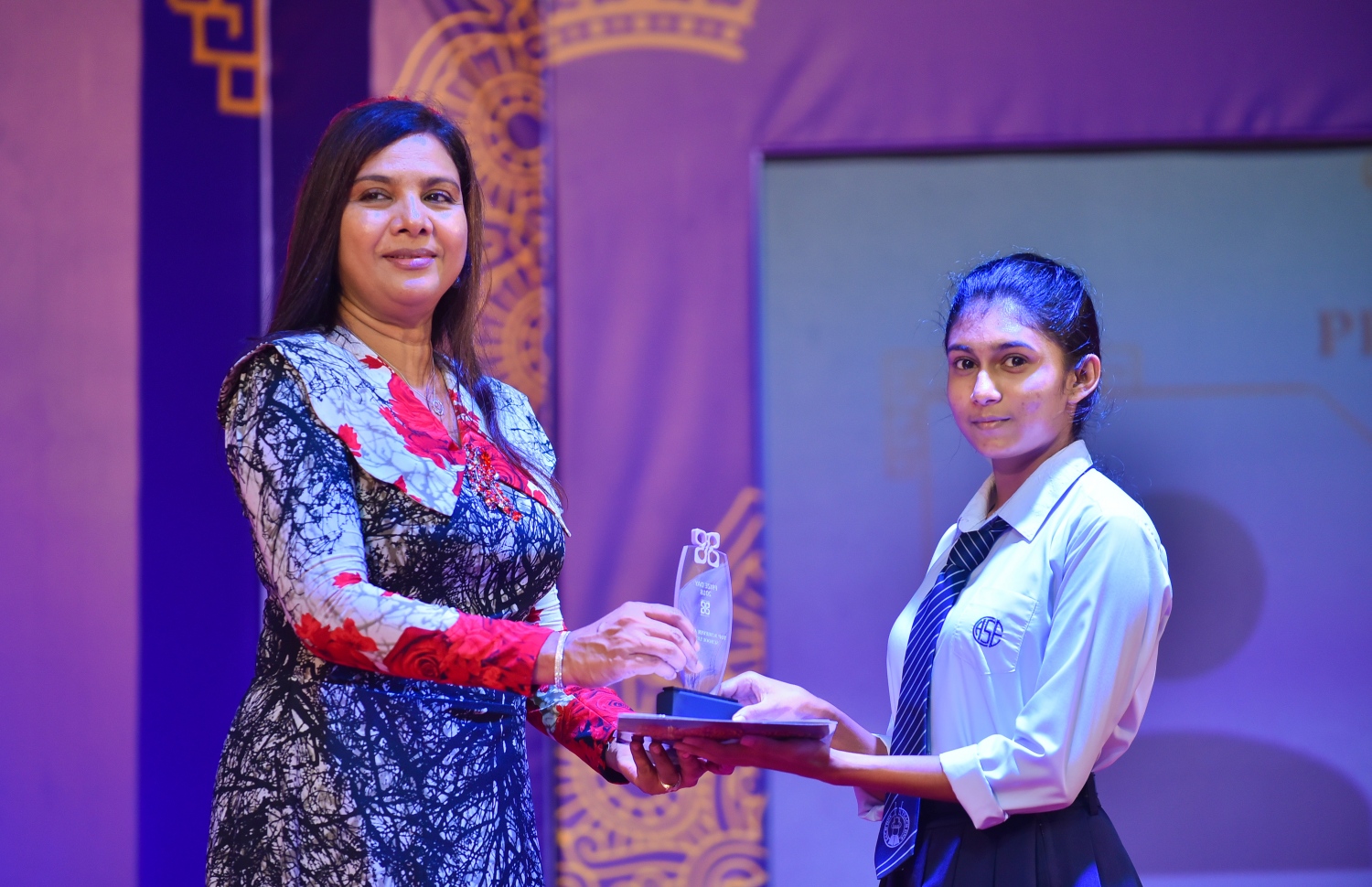 މާލެ: އޮގަސްޓް 15، 2018- ހިރިޔާ ސްކޫލުގެ މިއަހަރުގެ އިނާމު ދިނުމުގެ ޖަލްސާގައި އެޑިއުކޭޝަން މިނިސްޓަރު އައިޝަތު ޝިހާމް ދަރިވަރަކަށް އިނާމުދެއްވަނީ.---ފޮޓޯ: ހުސައިން ވަހީދު/މިހާރު