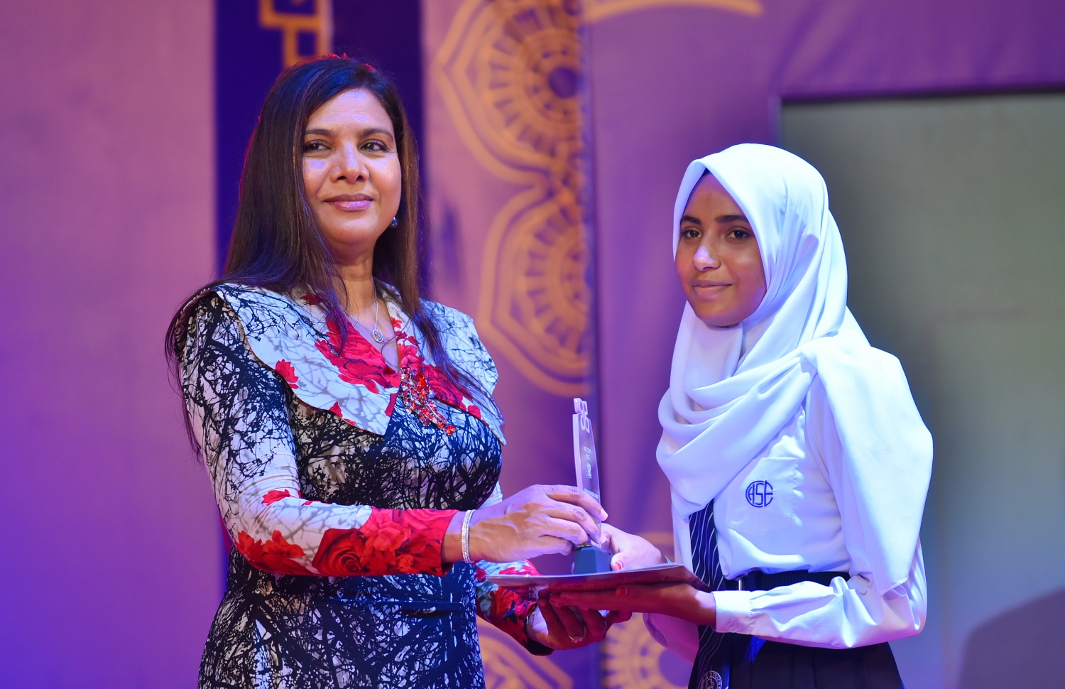 މާލެ: އޮގަސްޓް 15، 2018- ހިރިޔާ ސްކޫލުގެ މިއަހަރުގެ އިނާމު ދިނުމުގެ ޖަލްސާގައި އެޑިއުކޭޝަން މިނިސްޓަރު އައިޝަތު ޝިހާމް ދަރިވަރަކަށް އިނާމުދެއްވަނީ.---ފޮޓޯ: ހުސައިން ވަހީދު/މިހާރު