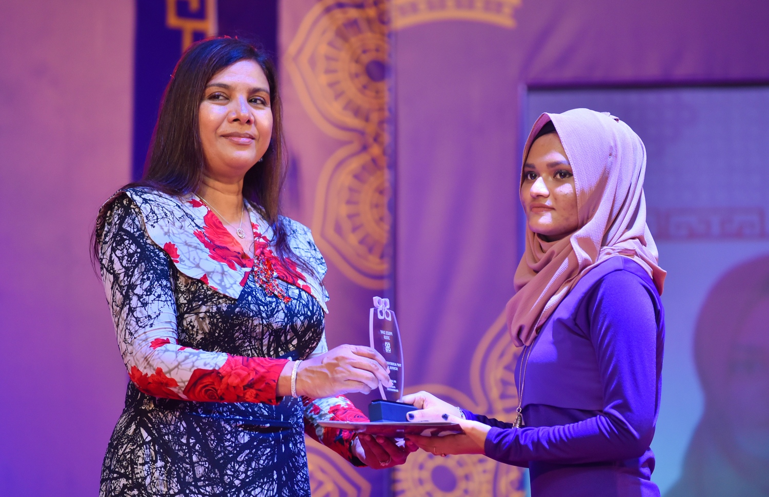 މާލެ: އޮގަސްޓް 15، 2018- ހިރިޔާ ސްކޫލުގެ މިއަހަރުގެ އިނާމު ދިނުމުގެ ޖަލްސާގައި އެޑިއުކޭޝަން މިނިސްޓަރު އައިޝަތު ޝިހާމް ދަރިވަރަކަށް އިނާމުދެއްވަނީ.---ފޮޓޯ: ހުސައިން ވަހީދު/މިހާރު