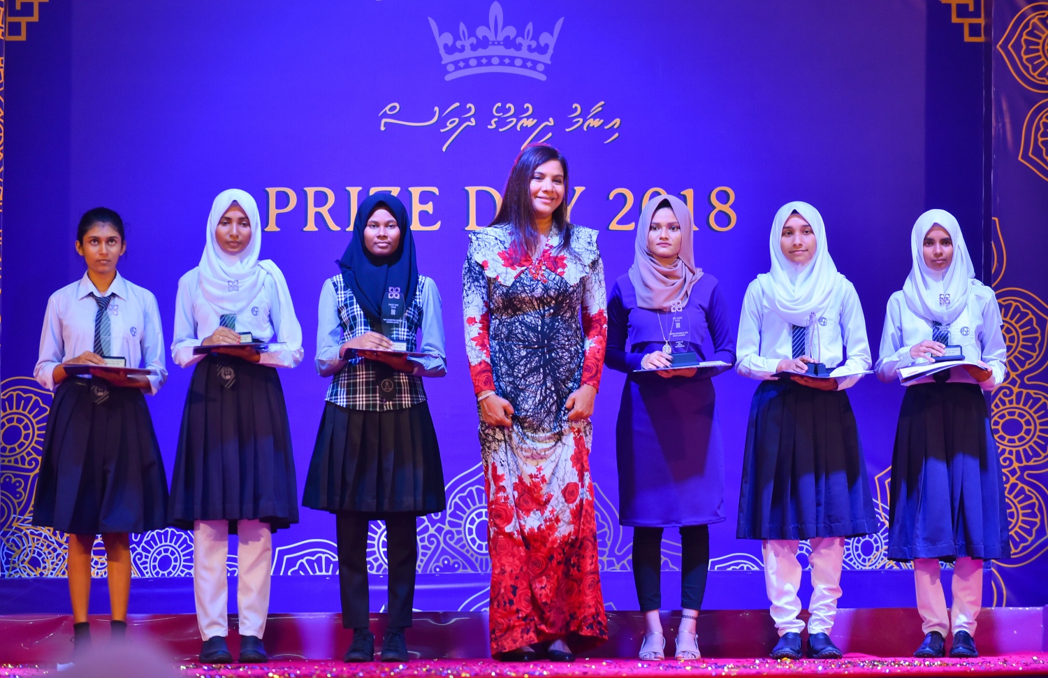 މާލެ: އޮގަސްޓް 15، 2018- ހިރިޔާ ސްކޫލުގެ މިއަހަރުގެ އިނާމު ދިނުމުގެ ޖަލްސާގައި އެސްކޫލުގެ ގަދަ 5 ގައި ހިމެނުނު ދަރިވަރުންނާއި ރާއްޖޭގެ ގަދަ 10 ގައި ހިމެނުނު ދަރިވަރުންނާއިއެކު އެޑިއުކޭޝަން މިނިސްޓަރު އައިޝަތު ޝިހާމް ފޮޓޯއަކަށް ހުއްޓިވަޑައިގެން.---ފޮޓޯ: ހުސައިން ވަހީދު/މިހާރު