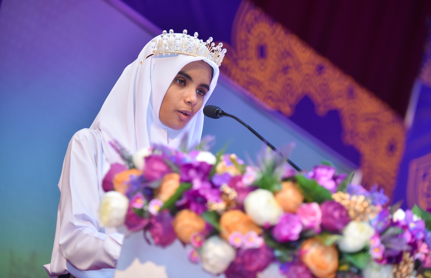 މާލެ: އޮގަސްޓް 15، 2018- ހިރިޔާ ސްކޫލުގެ މިއަހަރުގެ އިނާމު ދިނުމުގެ ޖަލްސާގައި އެސްކޫލުން 1 ވަނަ ހޯދި ދަރިވަރު ވާހަކަދައްކަނީ.---ފޮޓޯ: ހުސައިން ވަހީދު/މިހާރު