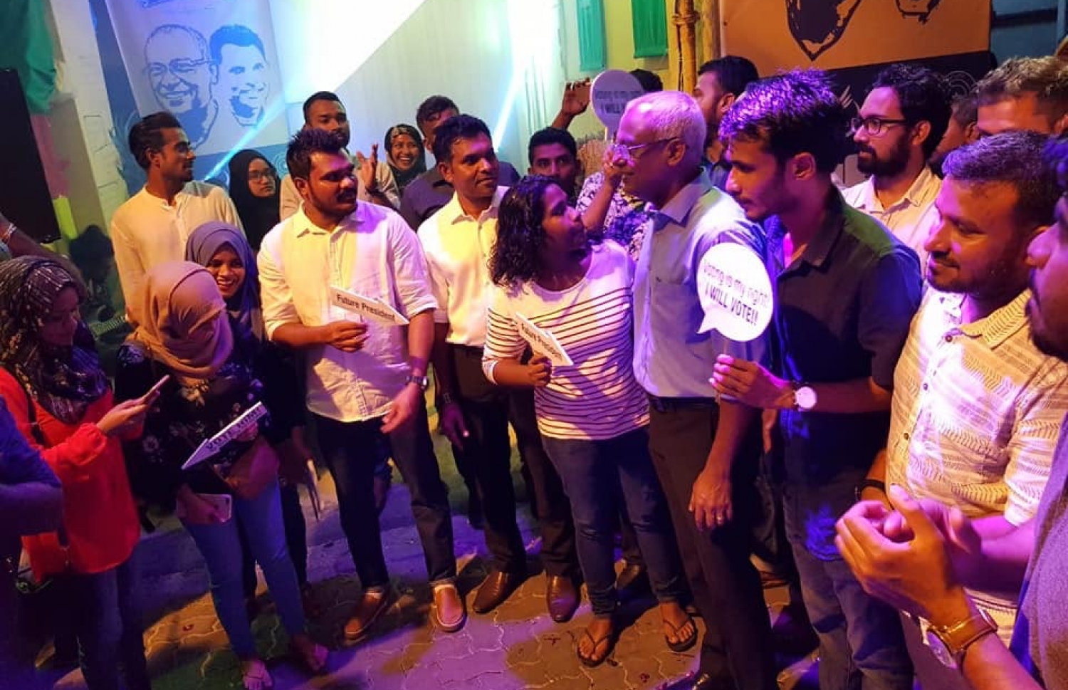 ޒުވާނުންގެ ޖަގަހަ ހުޅުވައި ދެއްވުމަށްފަހު އިބޫ އާއި ފައިސަލް ޒުވާނުންނާއެކު-- ފޮޓޯ: އެމްޑީޕީ