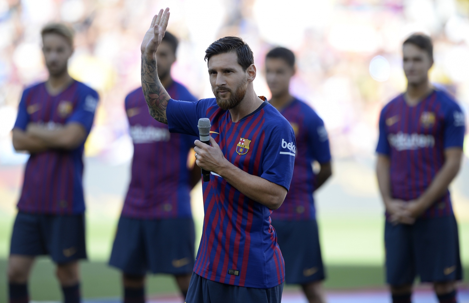 ރޭ ބޮކަޖޫނިއަސްއާ ދެކޮޅަށް ކުޅުނު މެޗުގެ ތެރެއިން މެސީ ބާސެލޯނާ ސަޕޯޓަރުންނާ ވާހަކަދައްކަނީ. -- ފޮޓޯ: އޭއެފްޕީ