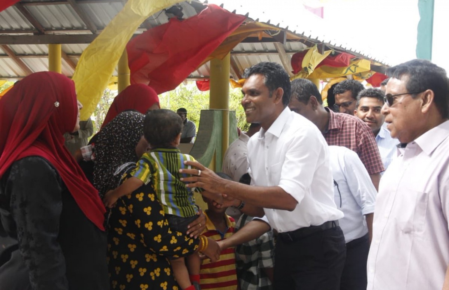 ފައިސަލް މިއަދު ހިމަންދޫ އަށް ވަޑައިގަތުމުން އެ ރަށު ރައްޔިތުން އޭނާ އަށް މަރުހަބާ ކިޔަނީ. - ފޮޓޯ: އެމްޑީޕީ