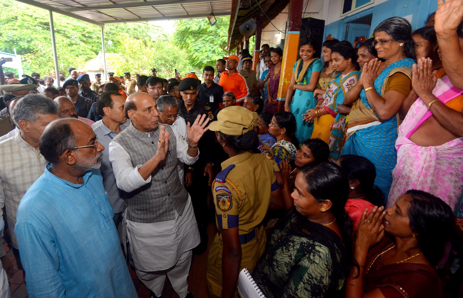 ފެންބޮޑުވުމުގައި ކޮޗިންގައި ހާލުގައި ޖެހިފައިވާ މީހުންގެ ހާލު ހޯމް މިނިސްޓަރު ރަޖްނާތު ސިންގު (މ) އާއި ކެރަލާގެ ޗީފް މިނިސްޓަރު ޕިނަރައި ވިޖަޔަން  ބައްލަވާލައްވަނީ. --ފޮޓޯ:އޭއެފްޕީ