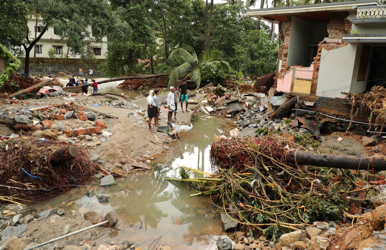 ކެރަލާގެ ފެންބޮޑުވުމުގައި ބައެއް އިމާރާތްތައް ވެއްޓިފައި. --ފޮޓޯ:އޭއެފްޕީ