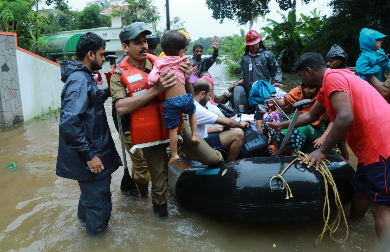 ކޮޗިންގެ އެރްނާކުލަމް ޑިސްޓްރިކްގައި ހާލުގައި ޖެހިފައިވާ އާއިލާއަކަށް ފަޔާ އެންޑް ރެސްކިއު ޓީމުތަކުން އެހީތެރިކަން ފޯރުކޮށްދެނީ. --ފޮޓޯ:އޭއެފްޕީ