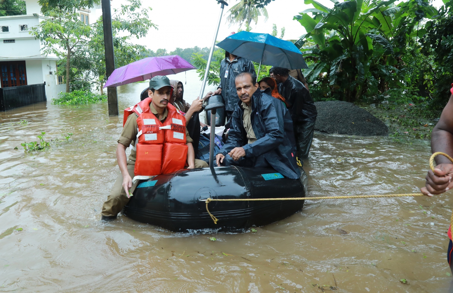 ކޮޗިންގެ އެރްނާކުލަމް ޑިސްޓްރިކްގައި ހާލުގައި ޖެހިފައިވާ އާއިލާއަކަށް ފަޔާ އެންޑް ރެސްކިއު ޓީމުތަކުން އެހީތެރިކަން ފޯރުކޮށްދެނީ. --ފޮޓޯ:އޭއެފްޕީ