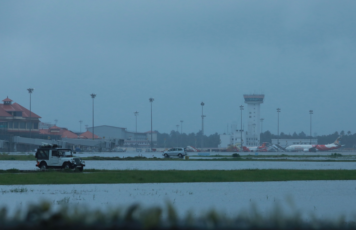 ކެރަލާ އަށް މިހާރު ކުރަމުންދާ ވިއްސާރައިގައި ކޮޗިން އިންޓަނޭޝަނަލް އެއާޕޯޓުގައި ފެންބޮޑުވެފައި. --ފޮޓޯ:އޭއެފްޕީ