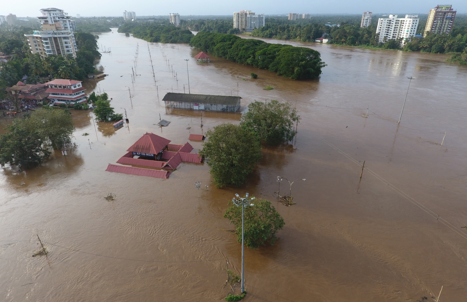 ކެރަލާ އަށް މިހާރު ކުރަމުންދާ ވިއްސާރައިގައި ކޮޗިންގެ ސަރަހައްދެއްގައި ފެންބޮޑުވެފައި. --ފޮޓޯ:އޭއެފްޕީ