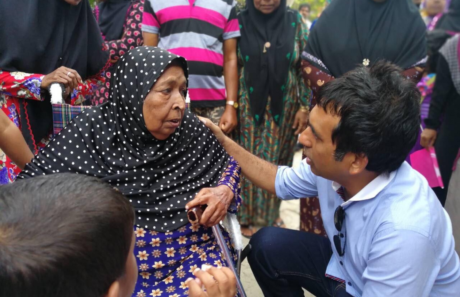 ފަސްޓް ލޭޑީ ފާތުންގެ އަރިހުގައި، މިނިސްޓަރު ސައީދު މިހާރު ބ. އަތޮޅަށް ކުރައްވަމުން ގެންދަވާ ދަތުރުގައި، އުމުރުން ދުވަސްވީ މީހެއްގެ ގައިގައި ފިރުމާލައްވައި ހާލު ބައްލަވަނީ.---ފޮޓޯ: ޕީޕީއެމް