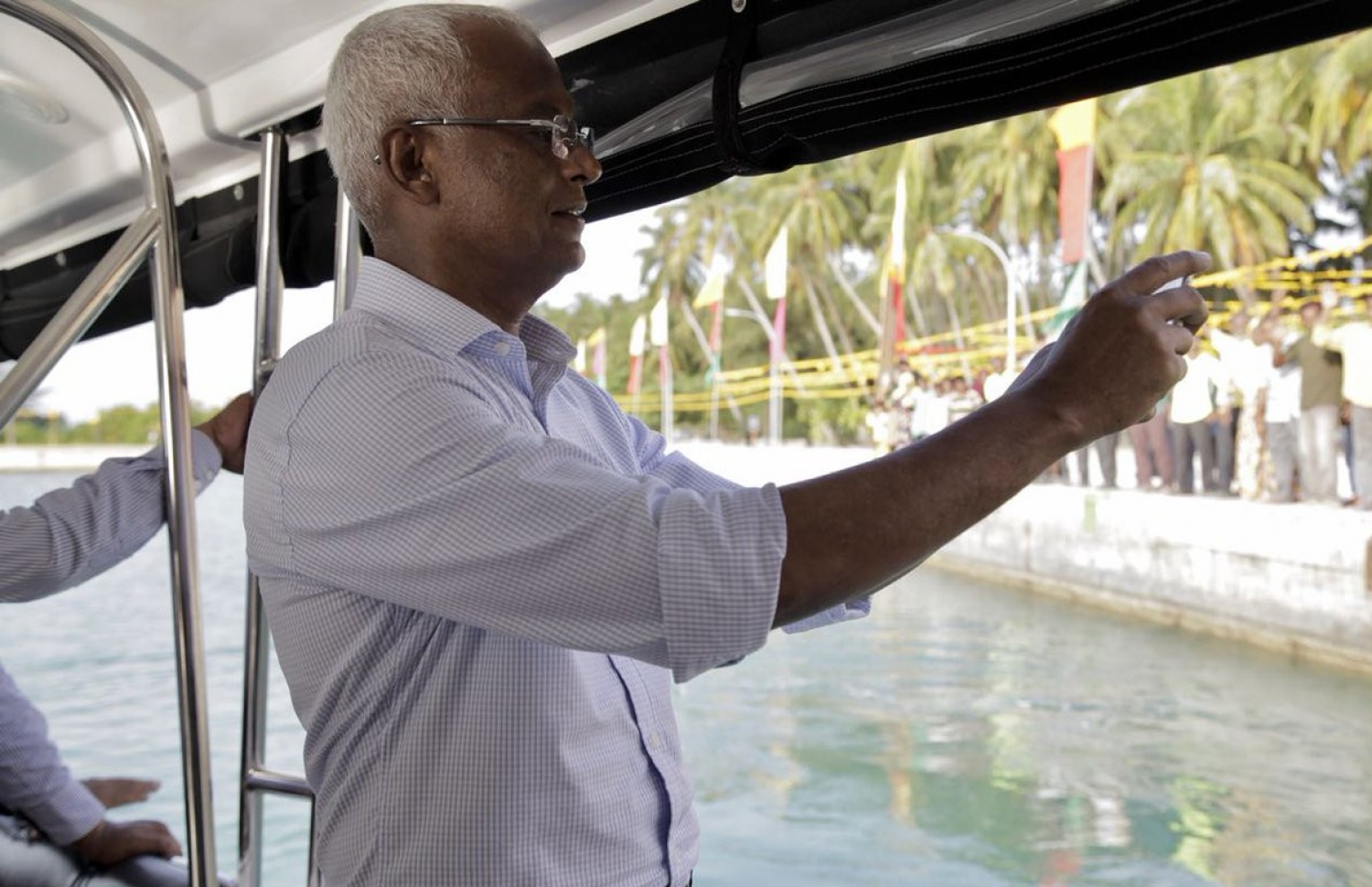 ކެމްޕޭން ކުރެއްވުމަށް ރަށަކަށް ވަޑައިގެން، ލޯންޗުގައި ހުންވައިގެން އިބޫ ފޮޓޯއެއް ނަންގަވަނީ