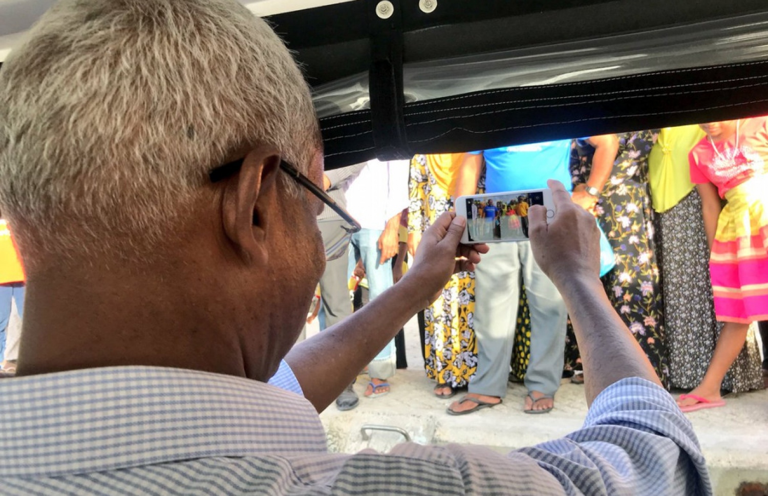 ކެމްޕޭން ދަތުރެއްގައި ރަށަކަށް ފައިބާ ވަޑައިގަތުމުގެ ކުރިން، ލޯންޗުގައި ހުންނަވައިގެން އިބޫ ފޮޓޯއެއް ނަންގަވަނީ