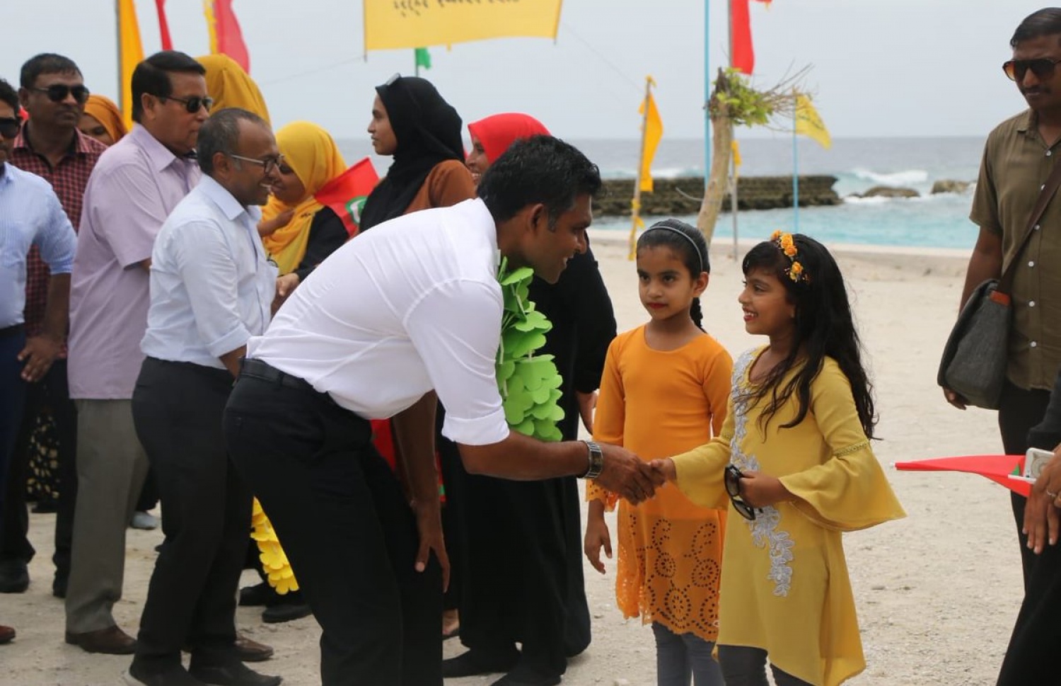 ފައިސަލް މިއަދު މާޅޮހަށް ވަޑައިގެން، ކުޑަ ކުއްޖަކާ ސަލާމް ކުރައްވަނީ. - ފޮޓޯ: އެމްޑީޕީ