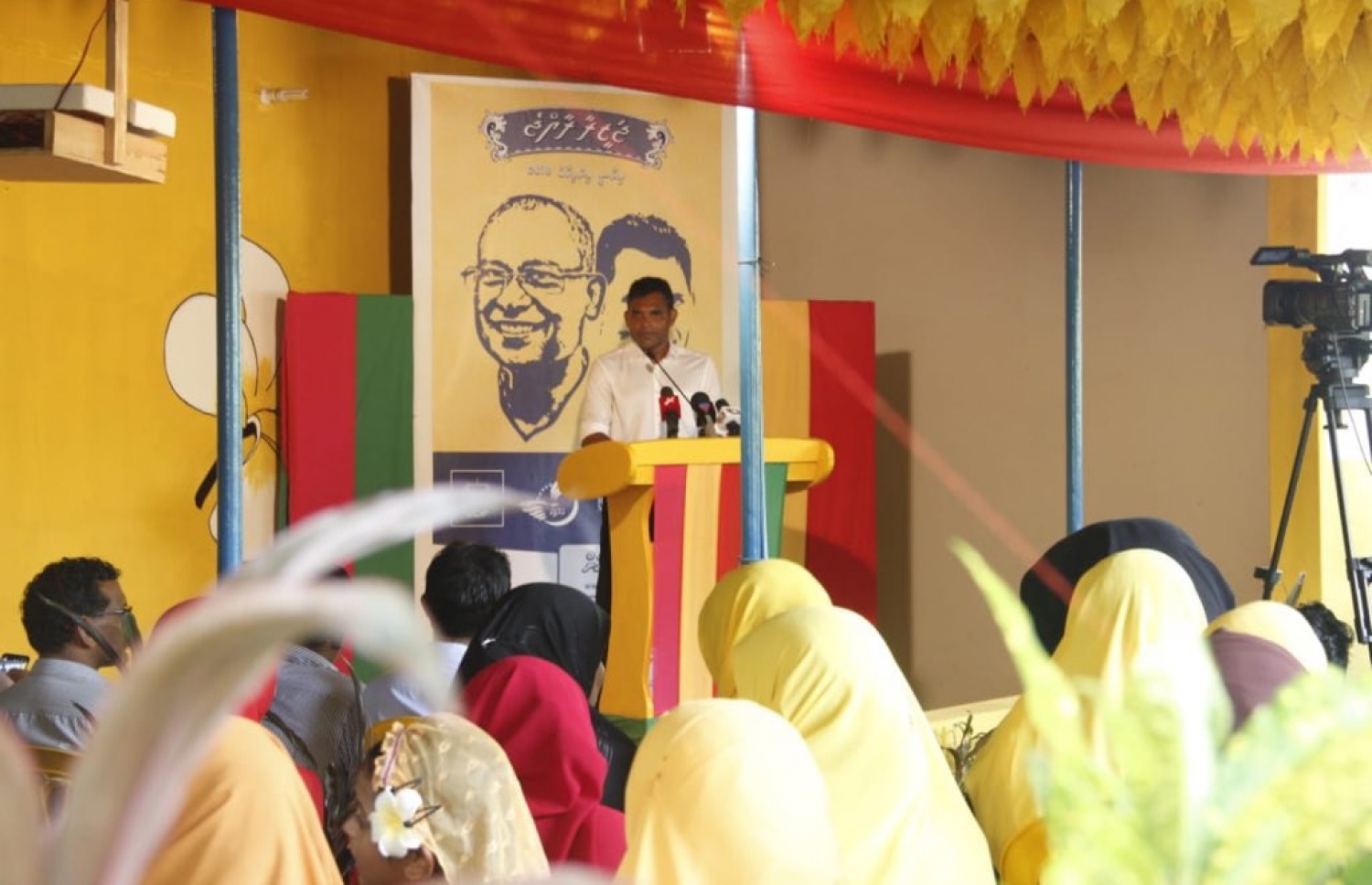 ފައިސަލް މިއަދު މާޅޮހު ރައްޔިތުންނާ ބައްދަލު ކުރައްވައި ވާހަކަ ދައްކަވަނީ. - ފޮޓޯ: އެމްޑީޕީ