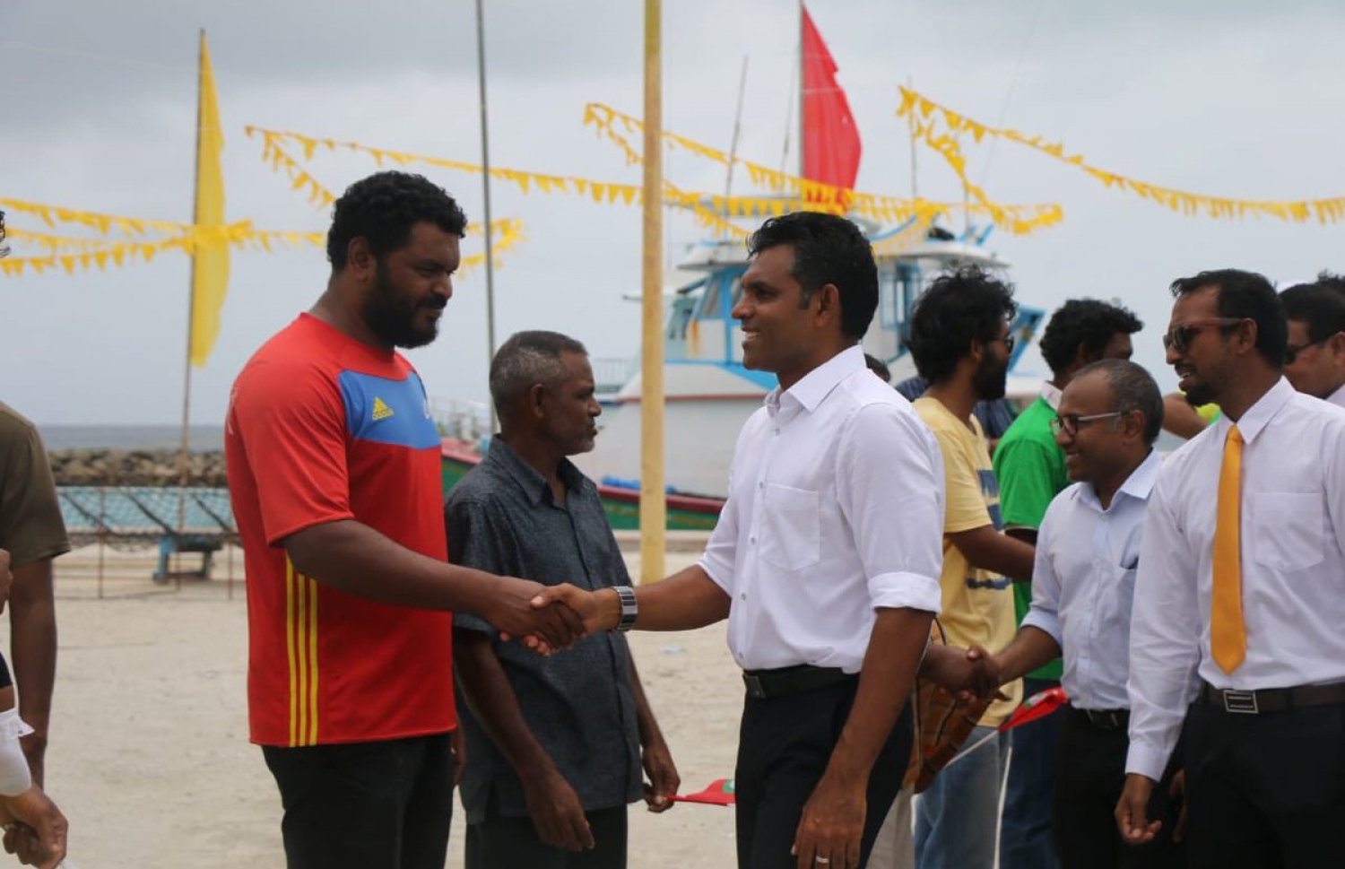 ފައިސަލް ނަސީމް މިއަދު އއ. މާޅޮހަށް ވަޑައިގެން، އެ ރަށުގައި ދިރިއުޅޭ މީހަކާ ސަލާމް ކުރައްވަނީ. - ފޮޓޯ: އެމްޑީޕީ