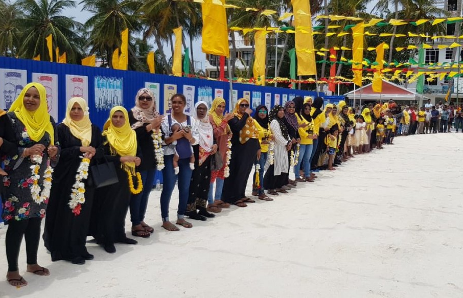 މާފުށި: އޮގަސްޓް 16، 2018- މި އަހަރުގެ ރިޔާސީ އިންތިޚާބުގައި ވާދަކުރައްވާ އިދިކޮޅު ކެންޑިޑޭޓް އިބްރާހިމް މުހައްމަދު ސޯލިހް (އިބޫ) ކެމްޕެއިނަށް މާފުއްޓަށް ވަޑައިގަތުމުން މަރުހަބާ ކިޔުމަށް އެއްވި ބައެއް މީހުން.---ފޮޓޯ: އެމްޑީޕީ