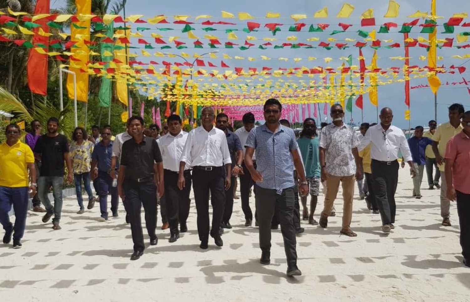 މާފުށި: އޮގަސްޓް 16، 2018- މި އަހަރުގެ ރިޔާސީ އިންތިޚާބުގައި ވާދަކުރައްވާ އިދިކޮޅު ކެންޑިޑޭޓް އިބްރާހިމް މުހައްމަދު ސޯލިހް (އިބޫ) ކެމްޕެއިނަށް މާފުށީގައި.---ފޮޓޯ: އެމްޑީޕީ