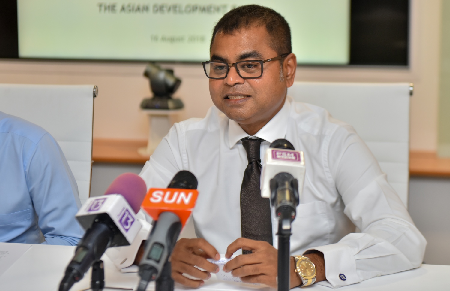 މިނިސްޓަރު ތޯރިގް ނޫސްވެރިންނާ ވާހަކަ ދައްކަވަނީ-- ފޯޓޯ: އަހުމަދު ނިޝާތު/މިހާރު