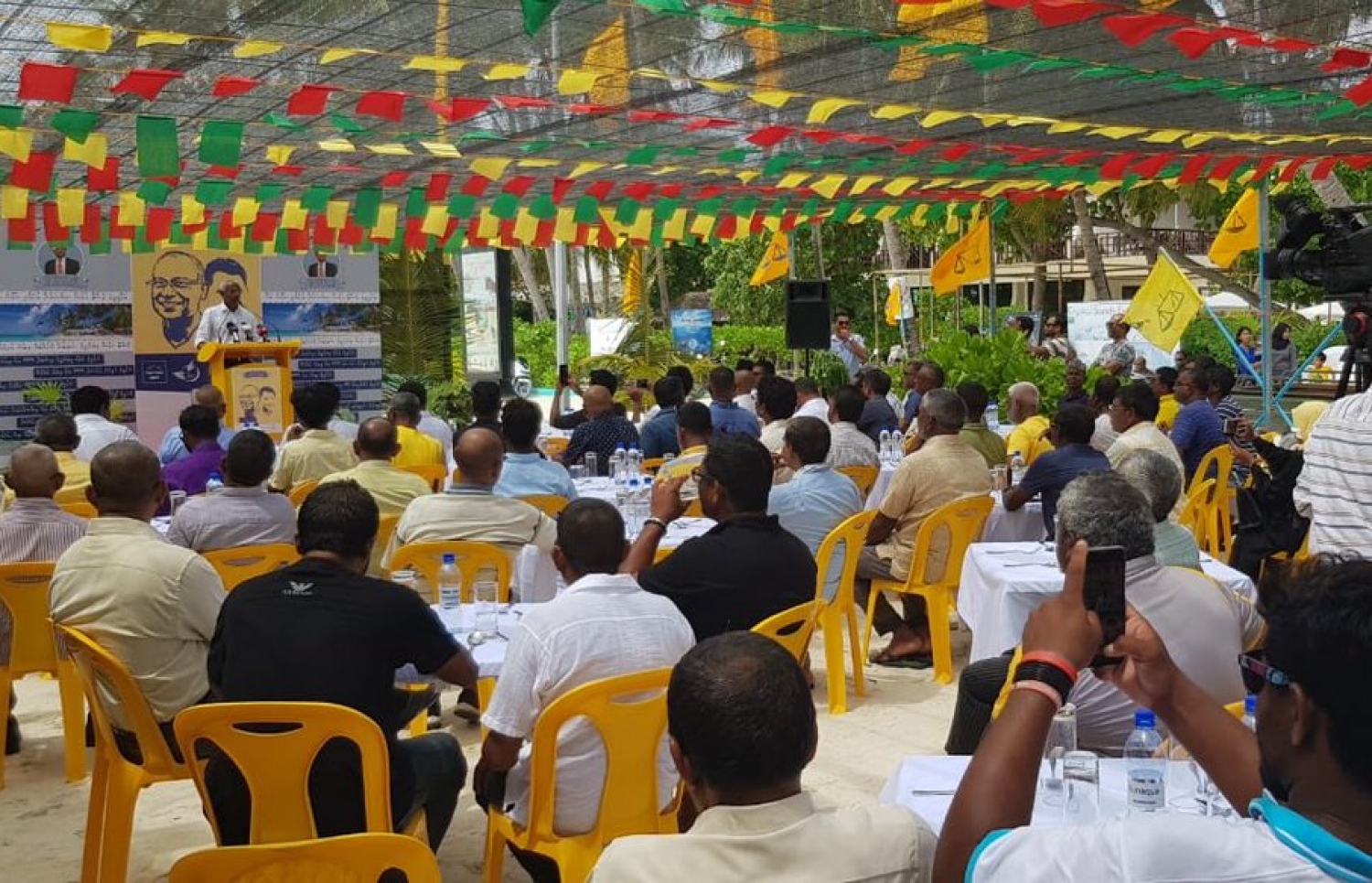 މާފުށި: އޮގަސްޓް 16، 2018- މި އަހަރުގެ ރިޔާސީ އިންތިޚާބުގައި ވާދަކުރައްވާ އިދިކޮޅު ކެންޑިޑޭޓް އިބްރާހިމް މުހައްމަދު ސޯލިހް (އިބޫ) ކެމްޕެއިނަށް މާފުއްޓަށް ވަޑައިގެން ބޭއްވެވި ބައްދަލުވުމުގައި ވާހަކަ ދައްކަވަނީ.---ފޮޓޯ: އެމްޑީޕީ