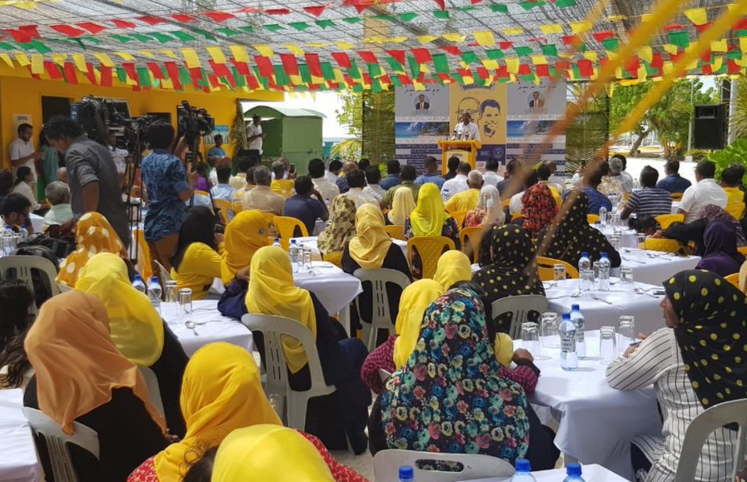 މާފުށި: އޮގަސްޓް 16، 2018- މި އަހަރުގެ ރިޔާސީ އިންތިޚާބުގައި ވާދަކުރައްވާ އިދިކޮޅު ކެންޑިޑޭޓް އިބްރާހިމް މުހައްމަދު ސޯލިހް (އިބޫ) ކެމްޕެއިނަށް މާފުއްޓަށް ވަޑައިގެން ބޭއްވެވި ބައްދަލުވުމުގެ ތެރެއިން.---ފޮޓޯ: އެމްޑީޕީ