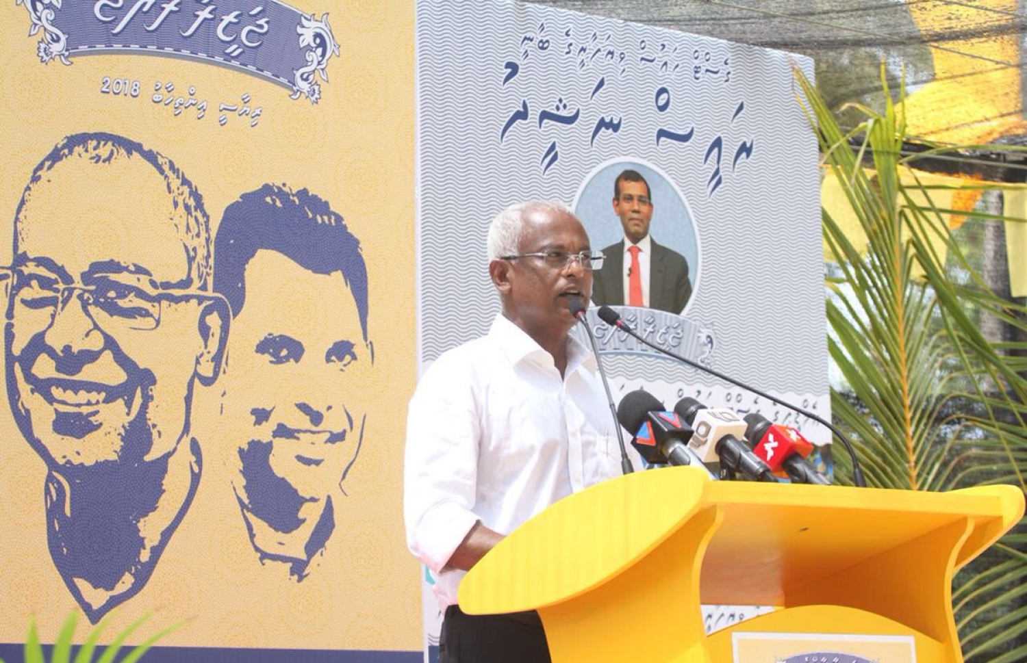 މާފުށި: އޮގަސްޓް 16، 2018- މި އަހަރުގެ ރިޔާސީ އިންތިޚާބުގައި ވާދަކުރައްވާ އިދިކޮޅު ކެންޑިޑޭޓް އިބްރާހިމް މުހައްމަދު ސޯލިހް (އިބޫ) ކެމްޕެއިނަށް މާފުއްޓަށް ވަޑައިގެން ބޭއްވެވި ބައްދަލުވުމުގައި ވާހަކަ ދައްކަވަނީ.---ފޮޓޯ: އެމްޑީޕީ