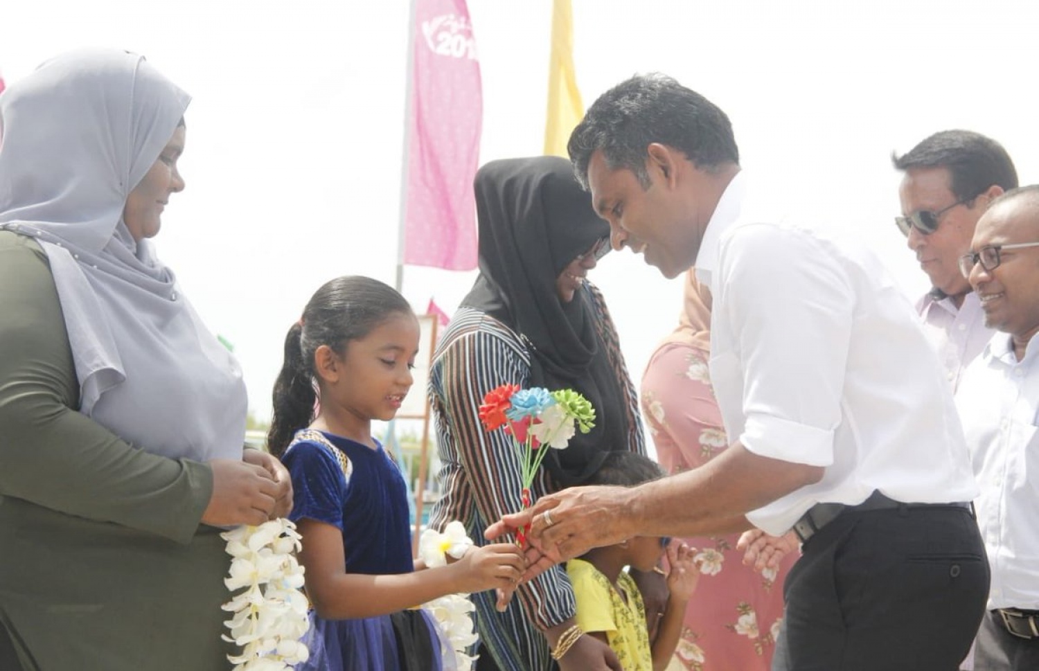 ފައިސަލް މިއަދު އއ. ފެރިދޫ އަށް ވަޑައިގަތުމުން، އެ ރަށު ރައްޔިތުން އޭނާ އަށް މަރުހަބާ ދަންނަވަނީ. - ފޮޓޯ: އެމްޑީޕީ