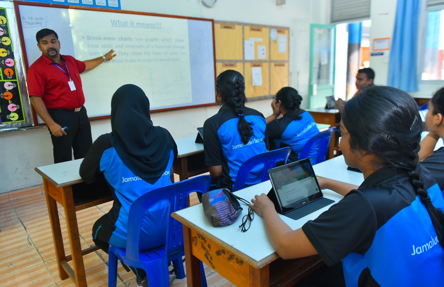 ޖަމާލުއްދީން ސްކޫލްގެ ދަރިވަރުންތަކެއް ކްލާހުގައި: ދަރިވަރުންގެ އުޅުމަށް އަންނަ ބަދަލު ދެނެގަނެ ވާހަކަ ދައްކަން ޖެހޭ ކަމަށް ކައުންސެލަރު ވިދާޅުވި.