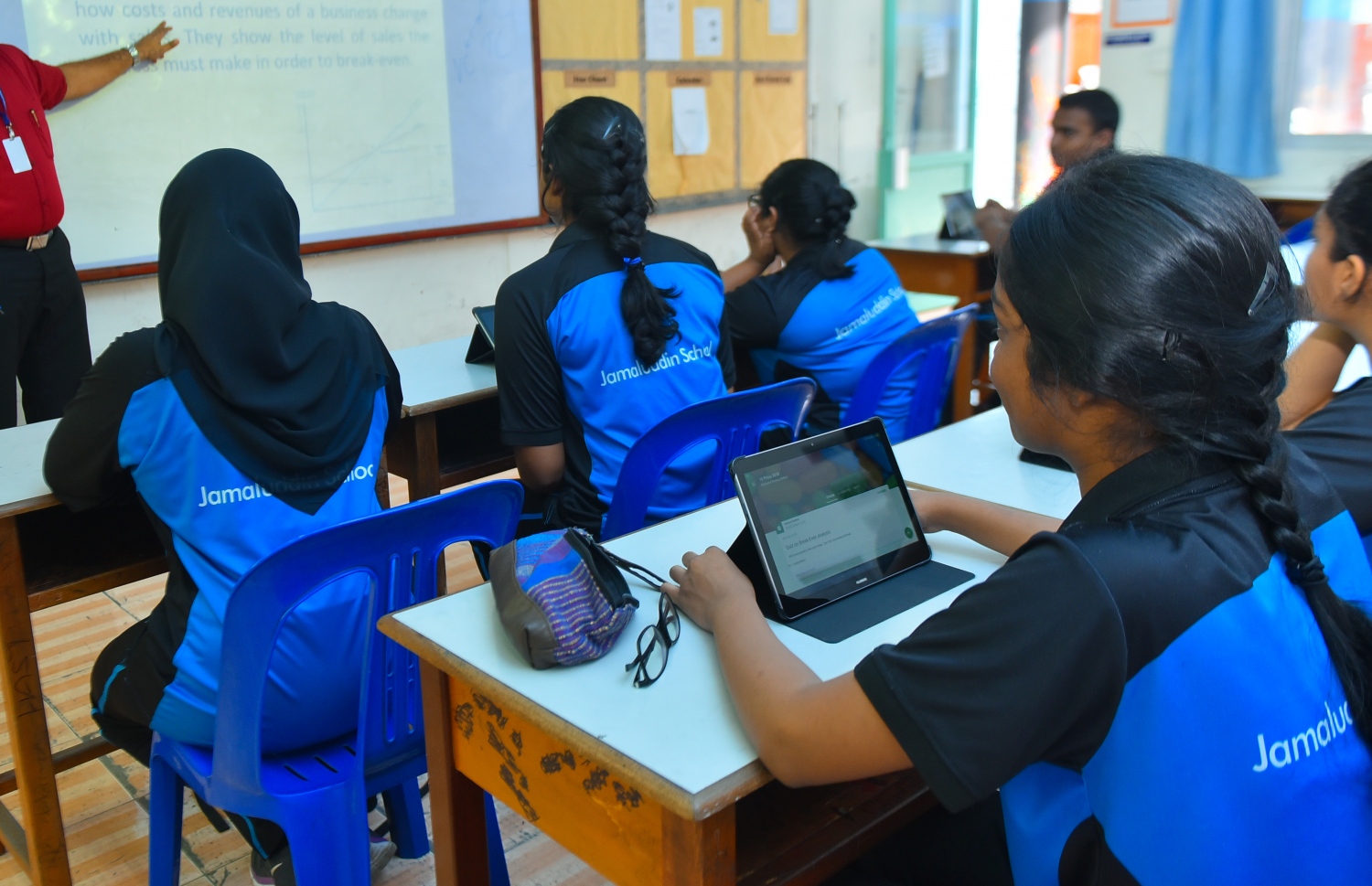 ޖަމާލުއްދީން ސްކޫލްގެ ދަރިވަރުންތަކެއް ޓީޗަރުގެ ވާހަކައަށް ސަމާލުކަން ދީގެން