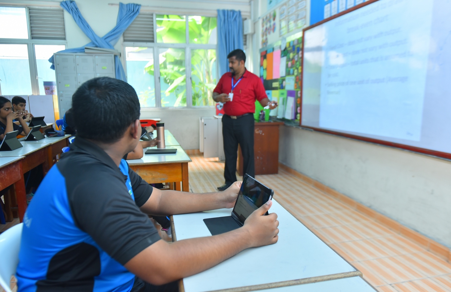 ޖަމާލުއްދީން ސްކޫލުގައި ޓީޗަރަކު ކިޔަވައިދެނީ--