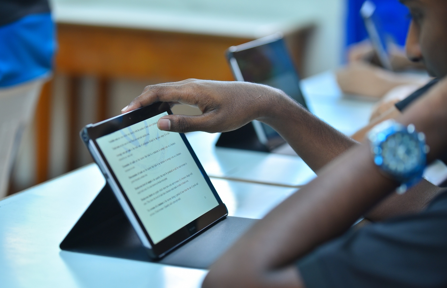 ޖަމާލުއްދީން ސްކޫލުގެ ދަރިވަރަކު ޓެބްލެޓް ބޭނުންކޮށްގެން ކިޔަވަނީ: ގިނަ ދަރިވަރުންނަށް ޓެބްލެޓް އަދި ނުވެސް ލިބޭ -- ފޮޓޯ: ހުސެއިން ވަހީދު/ މިހާރު