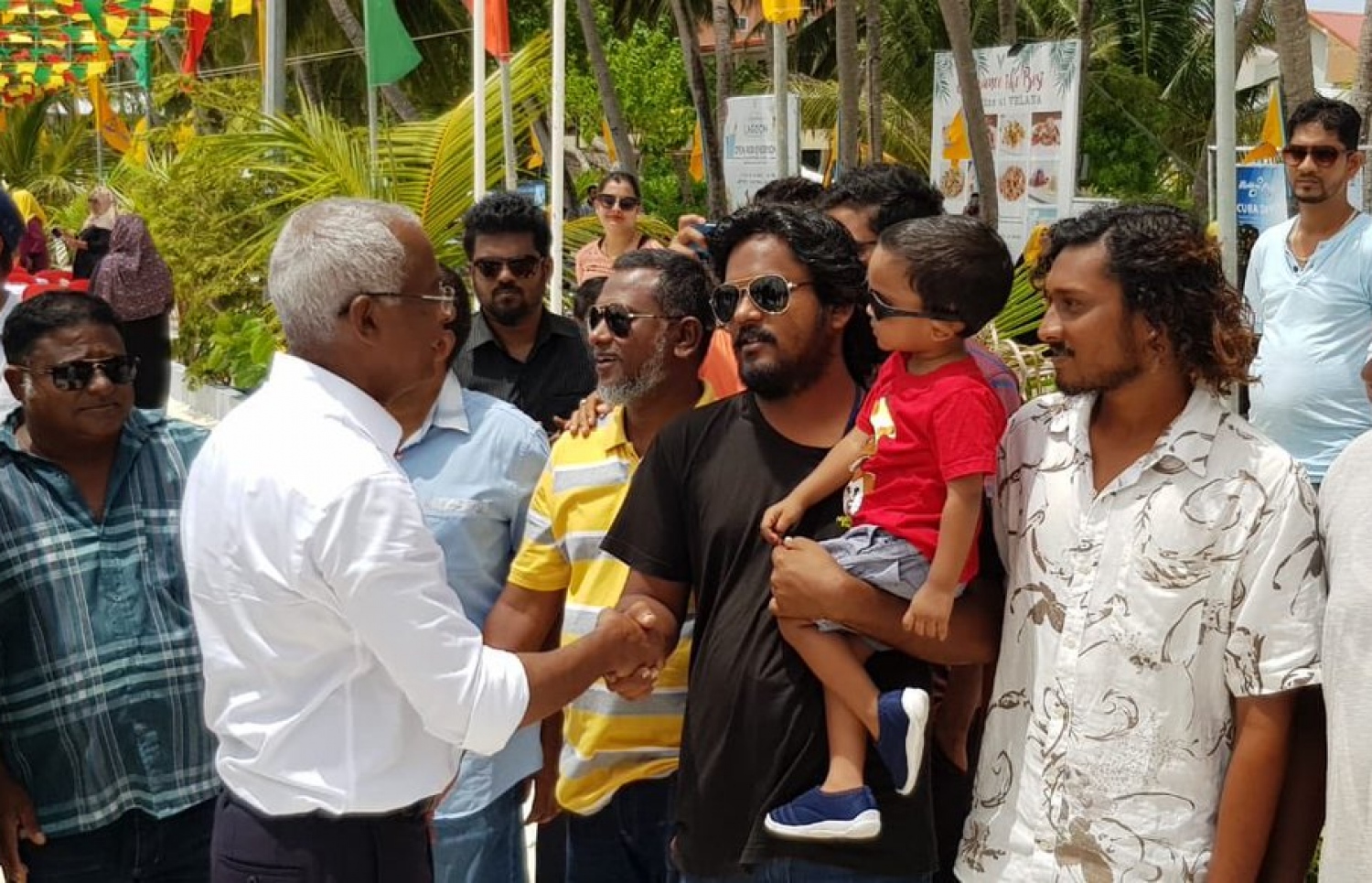 މާފުށި: އޮގަސްޓް 16، 2018- މި އަހަރުގެ ރިޔާސީ އިންތިޚާބުގައި ވާދަކުރައްވާ އިދިކޮޅު ކެންޑިޑޭޓް އިބްރާހިމް މުހައްމަދު ސޯލިހް (އިބޫ) ކެމްޕެއިނަށް މާފުއްޓަށް ވަޑައިގެން ބައެއް މީހުންނާ ސަލާމް ކުރައްވަނީ.---ފޮޓޯ: އެމްޑީޕީ