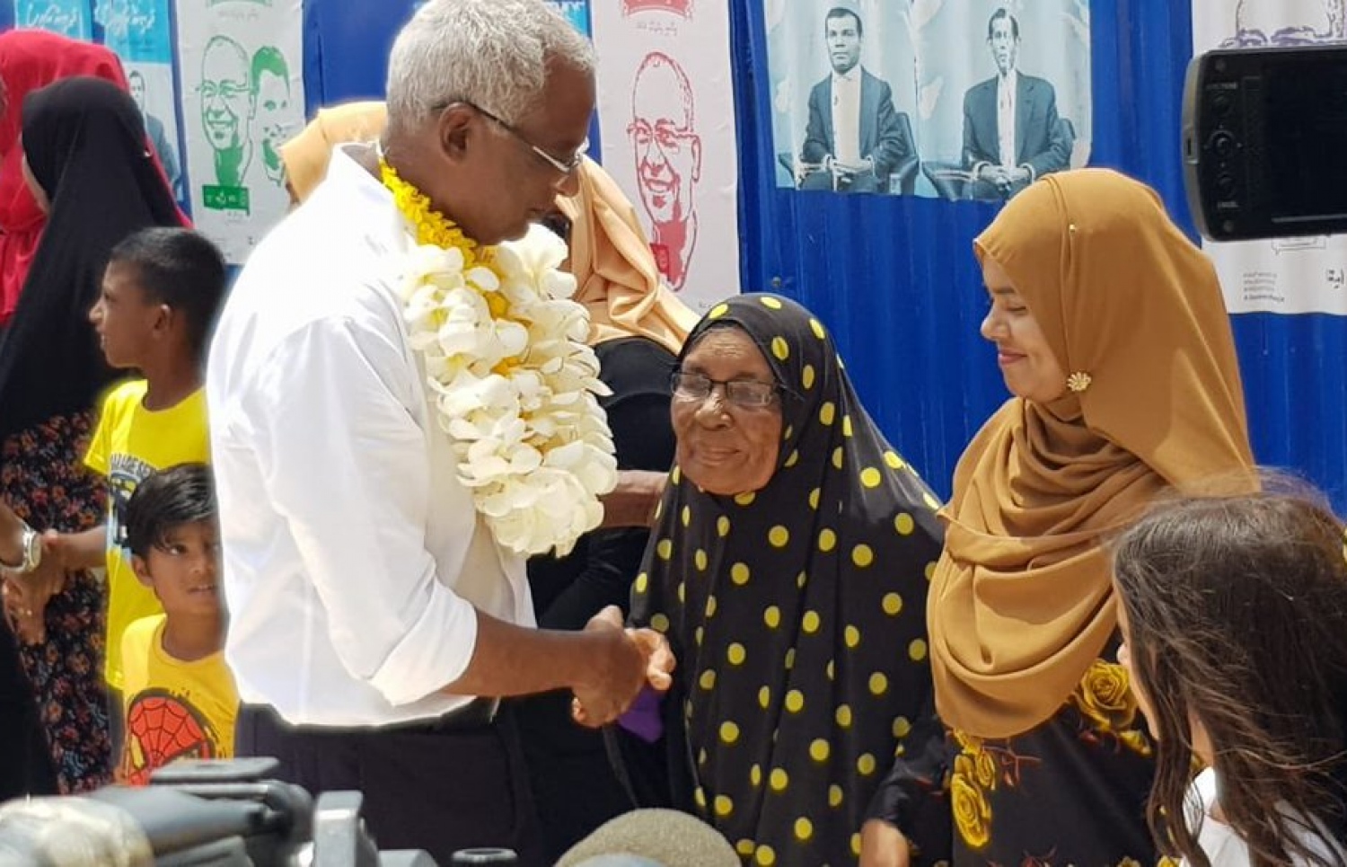 މާފުށި: އޮގަސްޓް 16، 2018- މި އަހަރުގެ ރިޔާސީ އިންތިޚާބުގައި ވާދަކުރައްވާ އިދިކޮޅު ކެންޑިޑޭޓް އިބްރާހިމް މުހައްމަދު ސޯލިހް (އިބޫ) ކެމްޕެއިނަށް މާފުއްޓަށް ވަޑައިގެން އުމުރުން ދުވަސްވީ މީހަކާ ސަލާމް ކުރައްވަނީ.---ފޮޓޯ: އެމްޑީޕީ