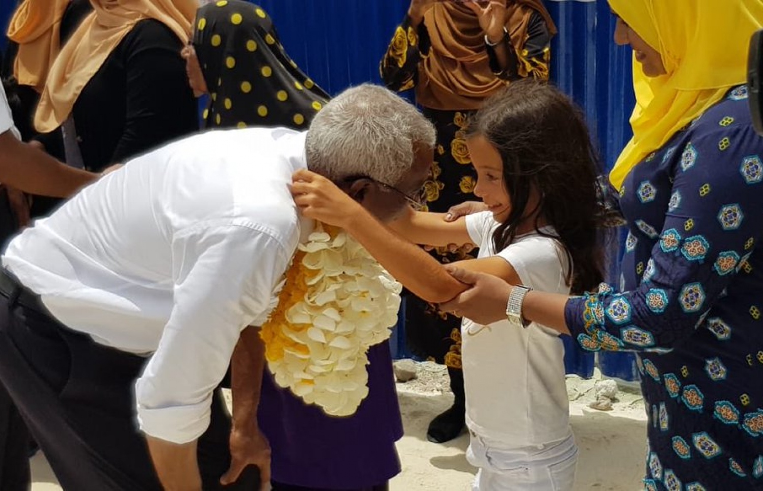 މާފުށި: އޮގަސްޓް 16، 2018- މި އަހަރުގެ ރިޔާސީ އިންތިޚާބުގައި ވާދަކުރައްވާ އިދިކޮޅު ކެންޑިޑޭޓް އިބްރާހިމް މުހައްމަދު ސޯލިހް (އިބޫ) ކެމްޕެއިނަށް މާފުއްޓަށް ވަޑައިގަތުމުން ކުޑަކުއްޖަކު އިބޫގެ ކަރުގައި މާފައްޗެއް އަޅުވައި ދެނީ.---ފޮޓޯ: އެމްޑީޕީ