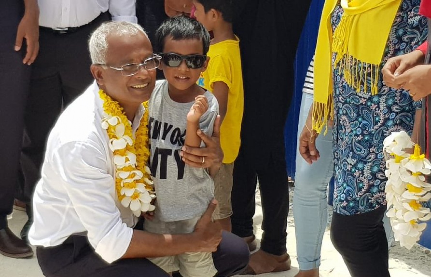 މާފުށި: އޮގަސްޓް 16، 2018- މި އަހަރުގެ ރިޔާސީ އިންތިޚާބުގައި ވާދަކުރައްވާ އިދިކޮޅު ކެންޑިޑޭޓް އިބްރާހިމް މުހައްމަދު ސޯލިހް (އިބޫ) ކެމްޕެއިނަށް މާފުއްޓަށް ވަޑައިގެން ކުޑަކުއްޖަކާ އެކު ފޮޓޯއެއް ނަންގަވަނީ.---ފޮޓޯ: އެމްޑީޕީ