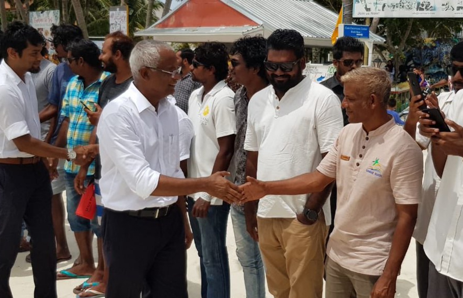 މާފުށި: އޮގަސްޓް 16، 2018- މި އަހަރުގެ ރިޔާސީ އިންތިޚާބުގައި ވާދަކުރައްވާ އިދިކޮޅު ކެންޑިޑޭޓް އިބްރާހިމް މުހައްމަދު ސޯލިހް (އިބޫ) ކެމްޕެއިނަށް މާފުއްޓަށް ވަޑައިގެން ބައެއް މީހުންނާ ސަލާމް ކުރައްވަނީ.---ފޮޓޯ: އެމްޑީޕީ