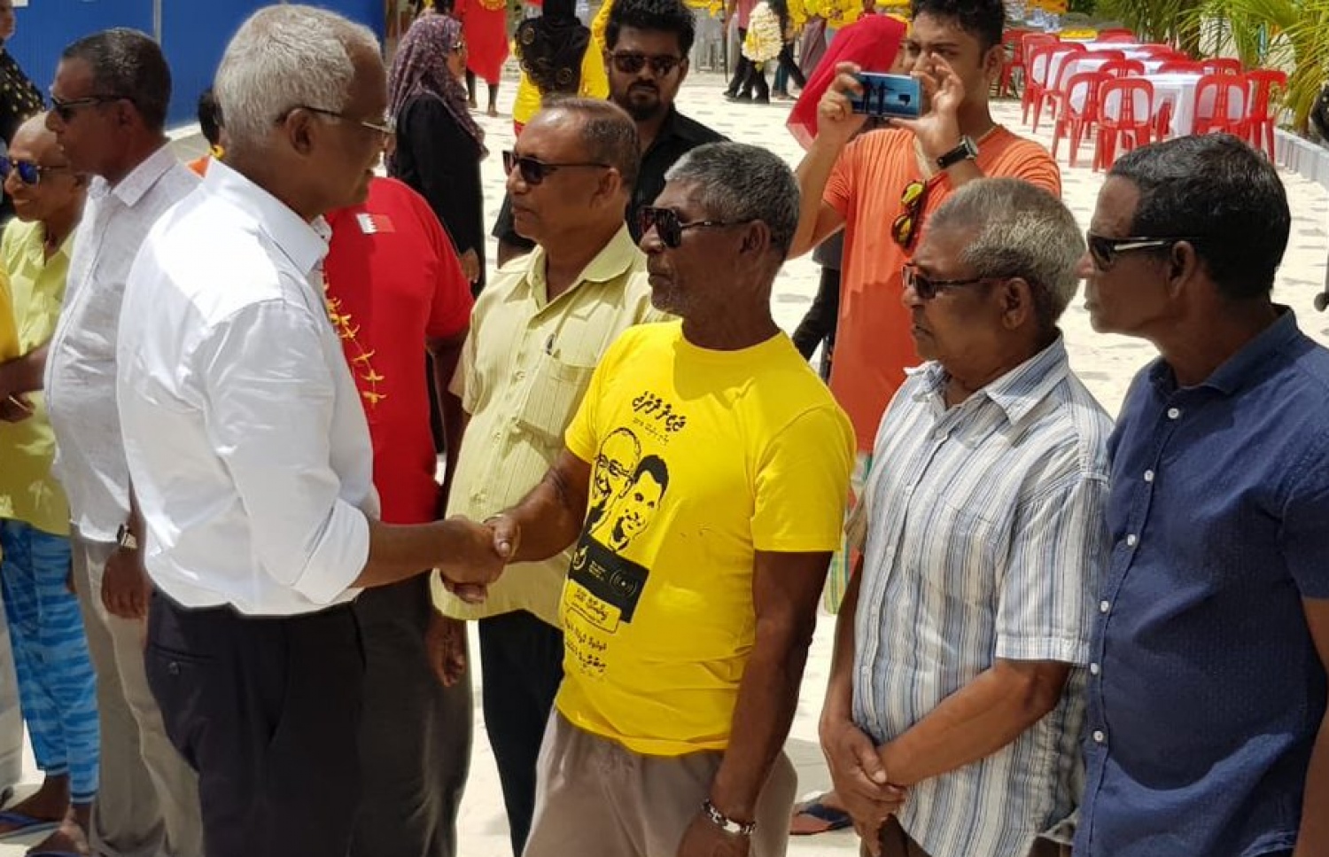 މާފުށި: އޮގަސްޓް 16، 2018- މި އަހަރުގެ ރިޔާސީ އިންތިޚާބުގައި ވާދަކުރައްވާ އިދިކޮޅު ކެންޑިޑޭޓް އިބްރާހިމް މުހައްމަދު ސޯލިހް (އިބޫ) ކެމްޕެއިނަށް މާފުއްޓަށް ވަޑައިގެން އެމްޑީޕީގެ ސަޕޯޓަރަކާ ސަލާމް ކުރައްވަނީ.---ފޮޓޯ: އެމްޑީޕީ