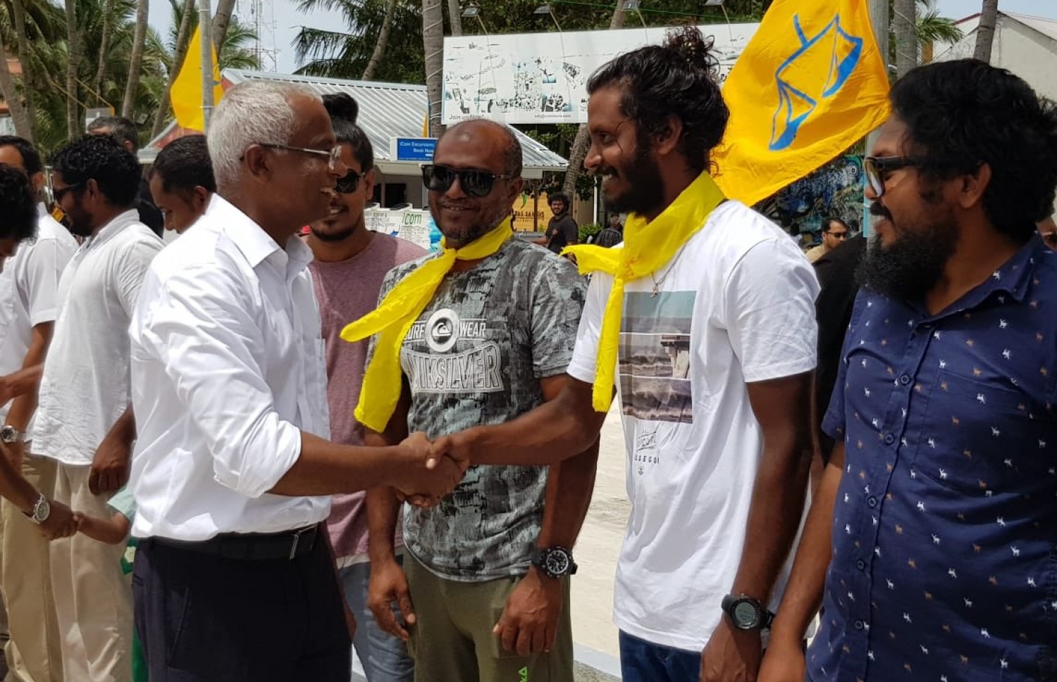 މާފުށި: އޮގަސްޓް 16، 2018- މި އަހަރުގެ ރިޔާސީ އިންތިޚާބުގައި ވާދަކުރައްވާ އިދިކޮޅު ކެންޑިޑޭޓް އިބްރާހިމް މުހައްމަދު ސޯލިހް (އިބޫ) ކެމްޕެއިނަށް މާފުއްޓަށް ވަޑައިގެން ބައެއް މީހުންނާ ސަލާމް ކުރައްވަނީ.---ފޮޓޯ: އެމްޑީޕީ