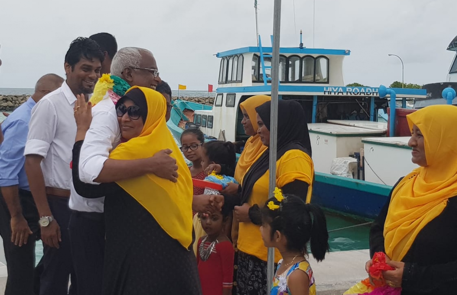 މާފުށި: އޮގަސްޓް 16، 2018- މި އަހަރުގެ ރިޔާސީ އިންތިޚާބުގައި ވާދަކުރައްވާ އިދިކޮޅު ކެންޑިޑޭޓް އިބްރާހިމް މުހައްމަދު ސޯލިހް (އިބޫ) ކެމްޕެއިނަށް މާފުއްޓަށް ވަޑައިގަތުމުން، އެމްޑީޕީގެ ސަޕޯޓަރަކު އިބޫގެ ގައިގައި ބައްދާލައި މަރުހަބާ ކިޔަނީ.---ފޮޓޯ: އެމްޑީޕީ