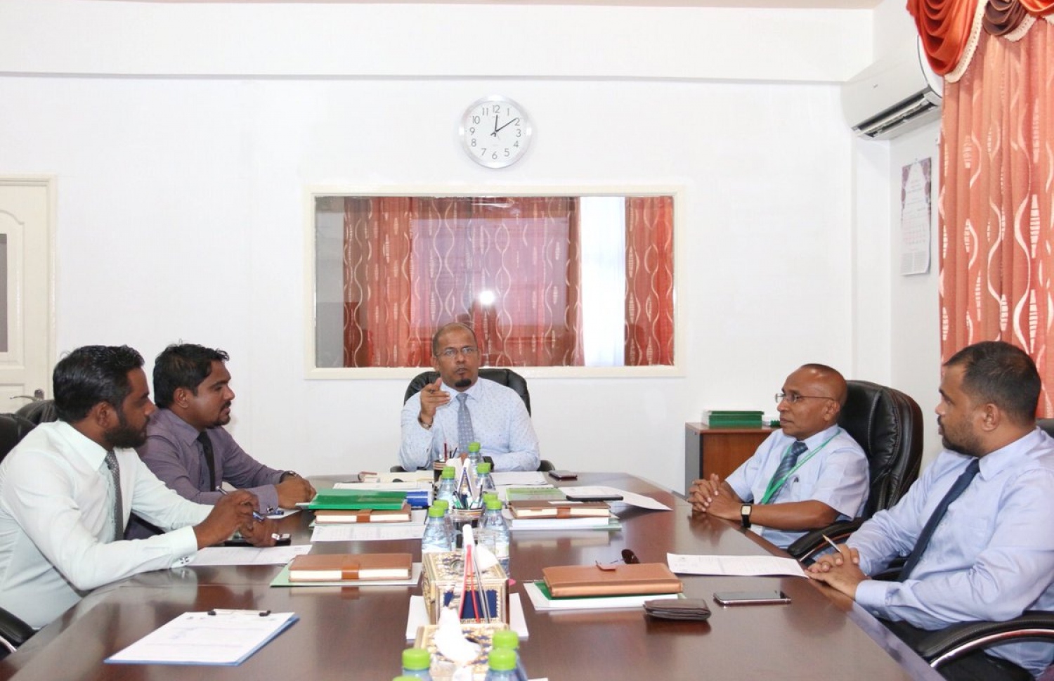 އިލެކްޝަންސް ކޮމިޝަންގެ ފަސް މެމްބަރުން: ހައްލަކީ މެމްބަރުން އިސްތިއުފާ ދެއްވައި އާ ކޮމިޝަނެއް އެކުލަވާލުން ކަމަށް އިބޫ ވިދާޅުވި. --ފޮޓޯ/އިލެކްޝަންސް ކޮމިޝަން