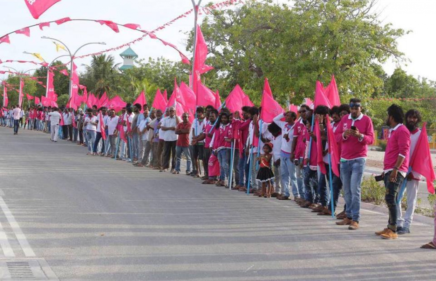ޕީޕީއެމްގެ ސަޕޯޓަރުންޝަހީމް އާ ސަލާމް ކުރުމަށް ސަފަކަށް އެތުރިގެން.