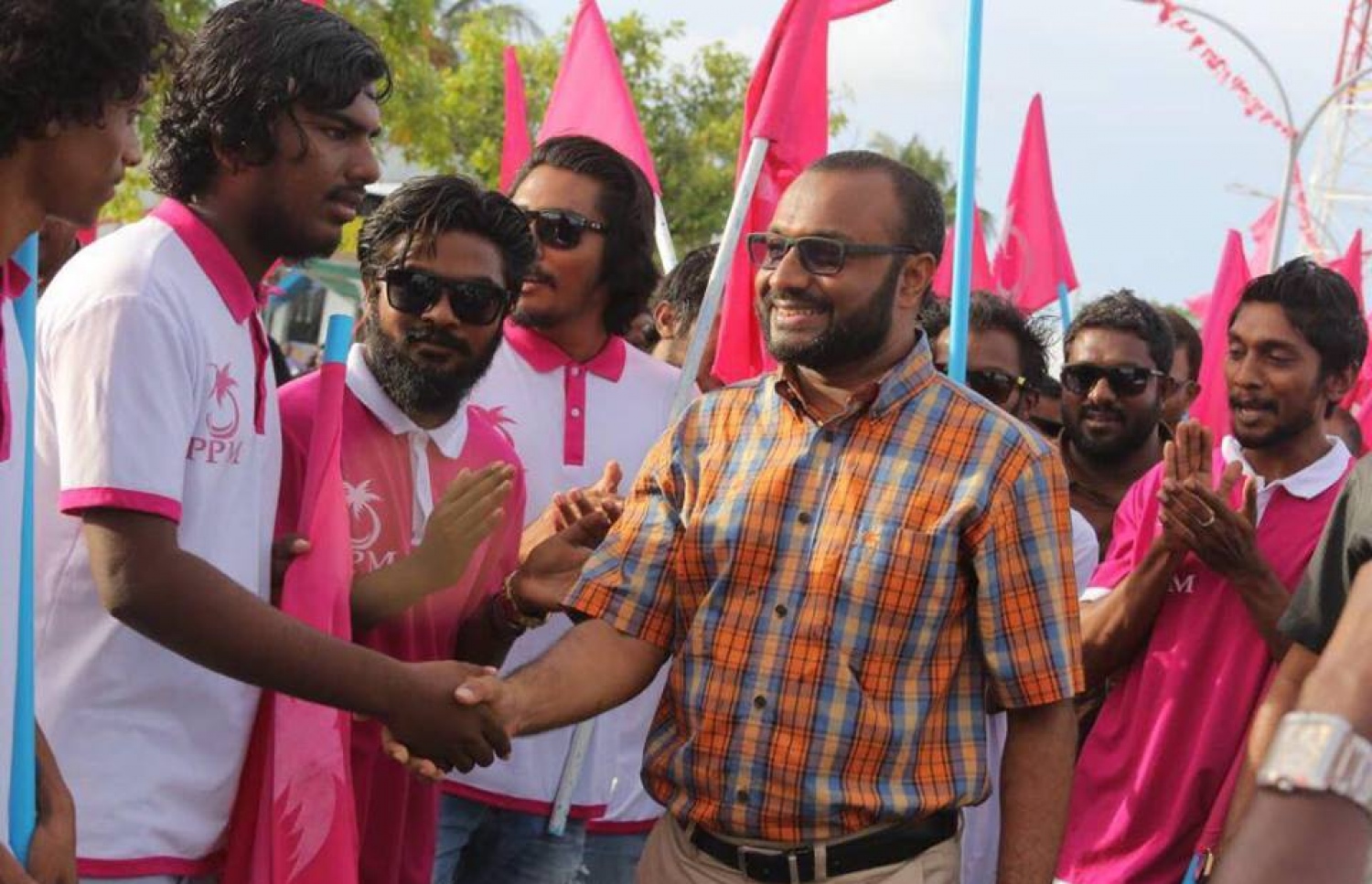 ޝަހީމް މިއަދު ތިނަދޫ އަށް ވަޑައިގަތުމުން، އެ ރަށު ގިނަ ބަޔަކު އޭނާ އަށް މަރުހަބާ ދަންނަވަނީ. -