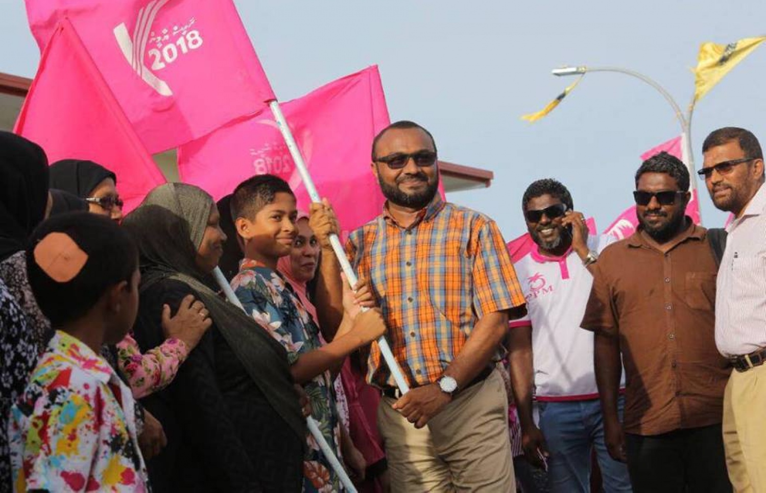 ޝަހީމް މިއަދު ތިނަދޫ އަށް ވަޑައިގެން، ކުޑަ ކުއްޖަކާއެކު، ޕީޕީއެމްގެ ދިދައެއް ހިފައިގެން ފޮޓޯއަކަށް ހުއްޓިގެން. -