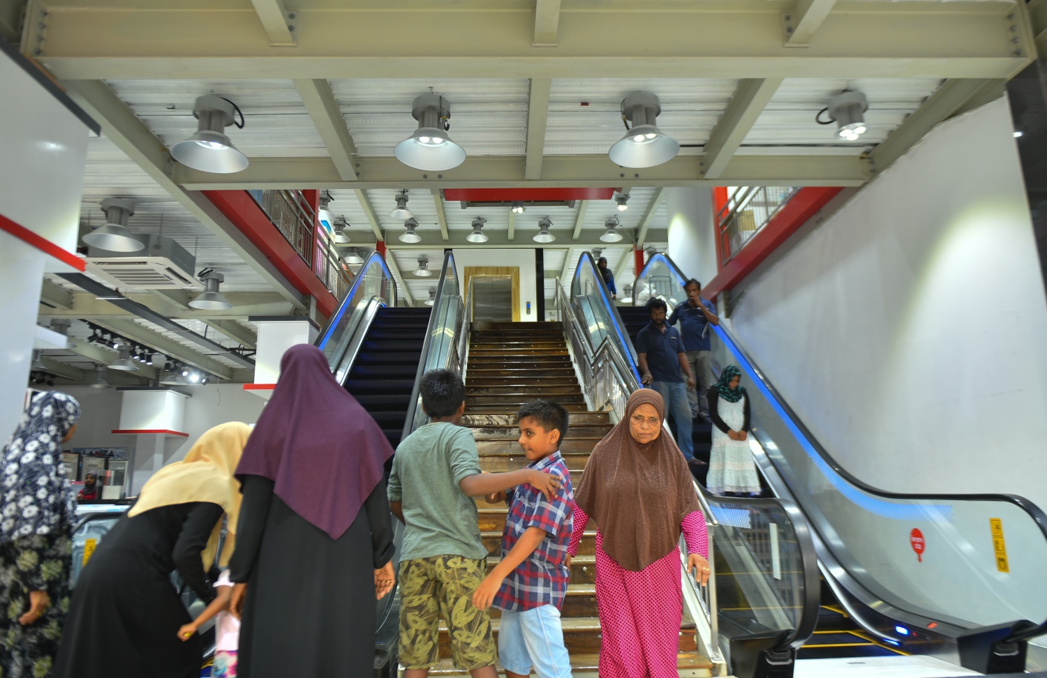 ރެޑްވޭވުން ހުޅުމާލޭގައި މިއަދު ހަވީރު ހުޅުވި "ރެޑްވޭވް މެގަމޯލް" އިން ވިޔަފާރިކޮށްގެން މީހުން ފައިބަނީ: މިތަނުގައި ހަތަރު ފްލޯ ހުރޭ. ފޮޓޯ: އަހުމަދު ނިޝާތު /މިހާރު