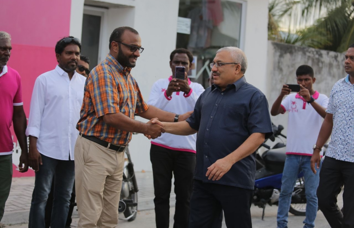 ގދ.ތިނަދޫ: އޮގަސްޓް 16، 2018- މި އަހަރުގެ ރިޔާސީ އިންތިޚާބުގައި ވާދަކުރައްވާ ޕީޕީއެމްގެ ކެންޑިޑޭޓް ރައީސް ޔާމީންގެ ރަނިންމޭޓް ޝަހީމް ކެމްޕެއިނަށް ތިނަދު އަށް ވަޑައިގަތުމުން، ނައިބު ރައީސް ޖިހާދު މަރުހަބާ ދަންނަވަނީ.---ފޮޓޯ: ޕީޕީއެމް