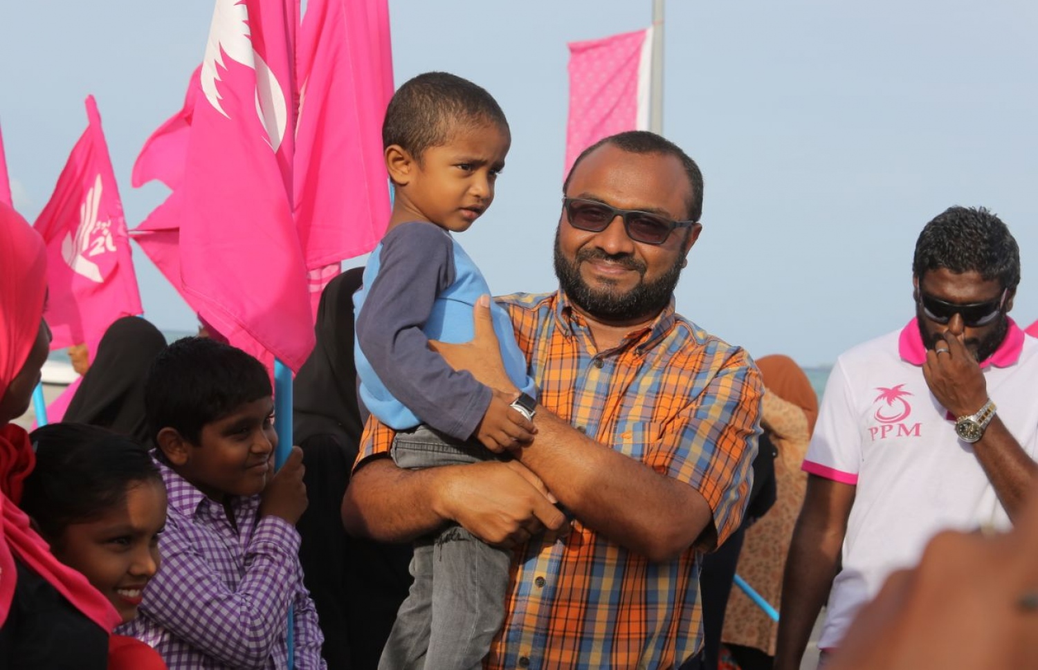 ގދ.ތިނަދޫ: އޮގަސްޓް 16، 2018- މި އަހަރުގެ ރިޔާސީ އިންތިޚާބުގައި ވާދަކުރައްވާ ޕީޕީއެމްގެ ކެންޑިޑޭޓް ރައީސް ޔާމީންގެ ރަނިންމޭޓް ޝަހީމް ކެމްޕެއިނަށް ތިނަދު އަށް ވަޑައިގަތުމުން، މަރުހަބާ ކިޔަން އެއްވި މީހުންގެ ތެރެއިން ކުޑަކުއްޖަކު އުރާލައްވައިގެން.---ފޮޓޯ: ޕީޕީއެމް