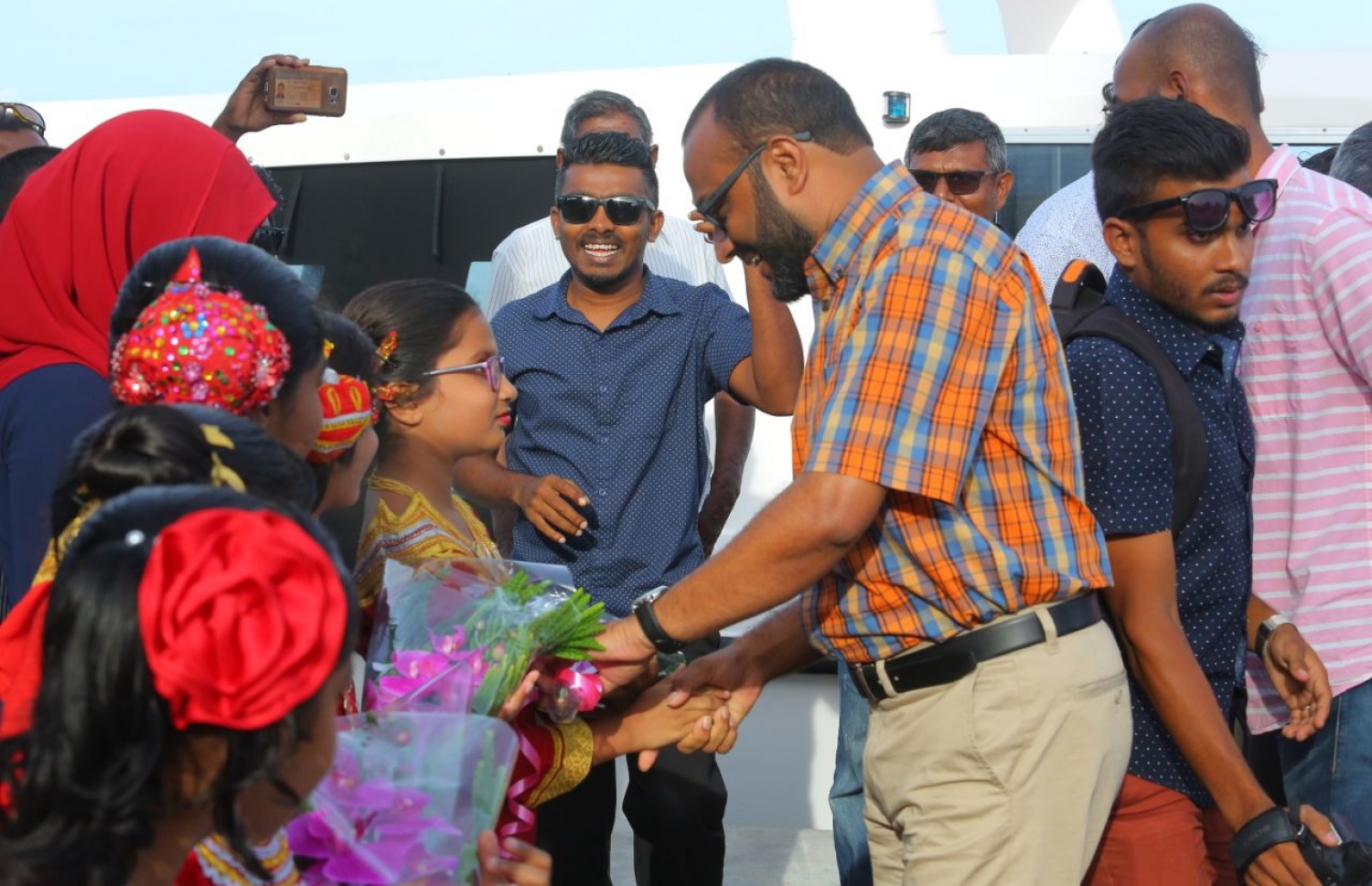 ގދ.ތިނަދޫ: އޮގަސްޓް 16، 2018- މި އަހަރުގެ ރިޔާސީ އިންތިޚާބުގައި ވާދަކުރައްވާ ޕީޕީއެމްގެ ކެންޑިޑޭޓް ރައީސް ޔާމީންގެ ރަނިންމޭޓް ޝަހީމް ކެމްޕެއިނަށް ތިނަދު އަށް ވަޑައިގަތުމުން، މަރުހަބާ ކިޔަން ދިޔަ ކުޑަކުއްޖަކާ ސަލާމް ކުރައްވަނީ.---ފޮޓޯ: ޕީޕީއެމް