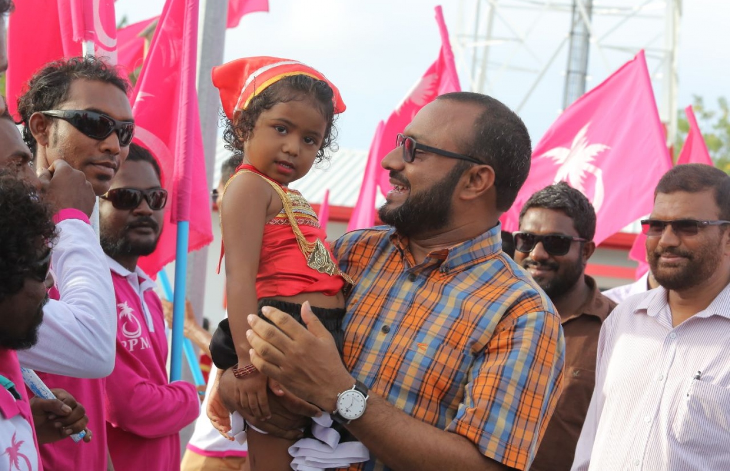 ގދ.ތިނަދޫ: އޮގަސްޓް 16، 2018- މި އަހަރުގެ ރިޔާސީ އިންތިޚާބުގައި ވާދަކުރައްވާ ޕީޕީއެމްގެ ކެންޑިޑޭޓް ރައީސް ޔާމީންގެ ރަނިންމޭޓް ޝަހީމް ކެމްޕެއިނަށް ތިނަދު އަށް ވަޑައިގަތުމުން، މަރުހަބާ ކިޔަން އެއްވި މީހުންގެ ތެރެއިން ކުޑަކުއްޖަކު އުރާލައްވައިގެން.---ފޮޓޯ: ޕީޕީއެމް