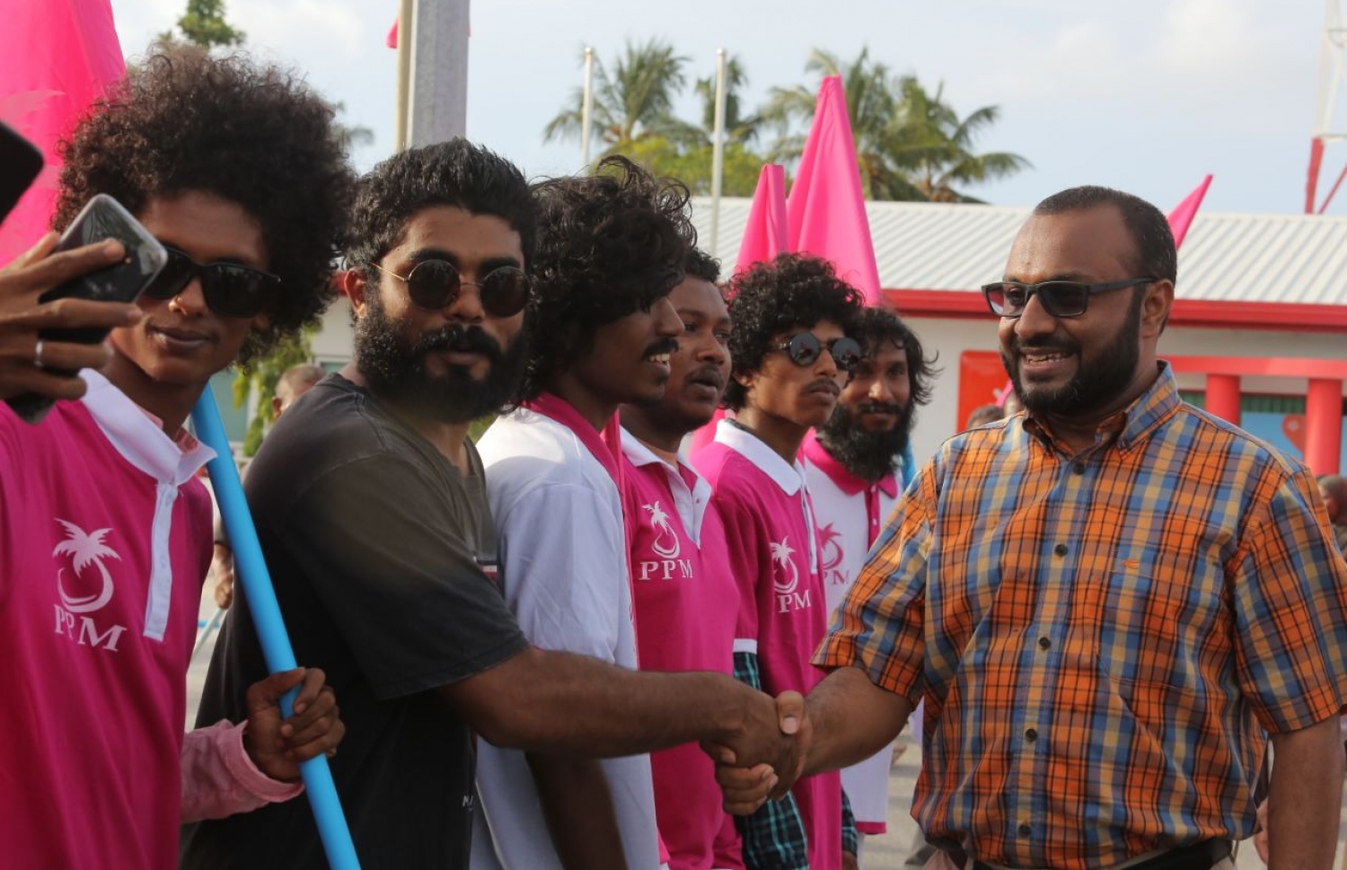 ގދ.ތިނަދޫ: އޮގަސްޓް 16، 2018- މި އަހަރުގެ ރިޔާސީ އިންތިޚާބުގައި ވާދަކުރައްވާ ޕީޕީއެމްގެ ކެންޑިޑޭޓް ރައީސް ޔާމީންގެ ރަނިންމޭޓް ޝަހީމް ކެމްޕެއިނަށް ތިނަދު އަށް ވަޑައިގަތުމުން، މަރުހަބާ ކިޔަން އެއްވި މީހުންނާ ސަލާމް ކުރައްވަނީ.---ފޮޓޯ: ޕީޕީއެމް